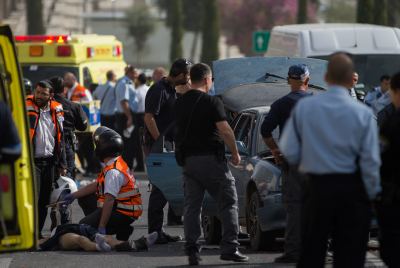 Les services de sécurité israéliens sur une scène d'attentat