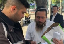 Le maire de Jérusalem annule une contravention infligée à un stand de Tefilines