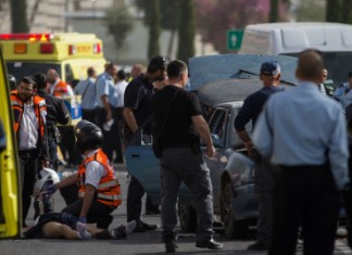 Les services de sécurité israéliens sur une scène d'attentat