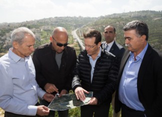 Le chef du parti travailliste israélien, Herzog, avec Peretz et Bar-Lev