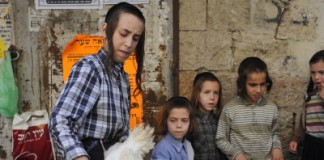 De jeunes Juifs orthodoxes font les Kaparoth avec des poulets à Méa Chearim, Jérusalem.