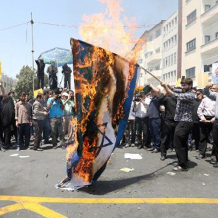 3 ans de prison et 50 000 shekels d’amende pour avoir brûlé le drapeau d’Israël