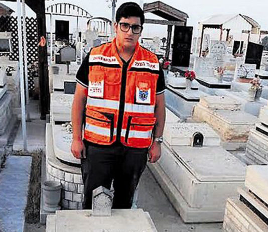 Il a perdu sa soeur dans un accident, et se dévoue dorénavant pour sauver des gens..