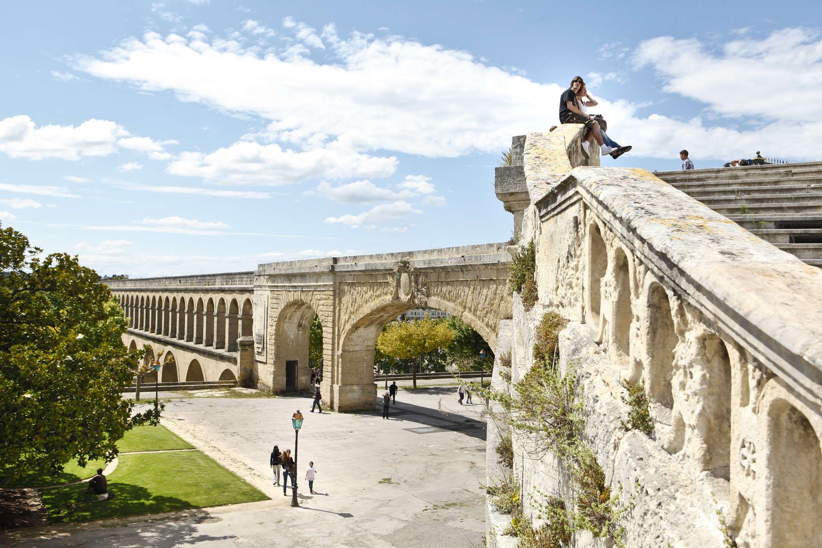 Aqueduc-arceaux-montpellier-jeune-assis-droits-expirent-mars-2016_free_format