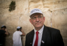 Mark Tzell dénonce le mépris de certains grands médias envers la visite de Mike Pence