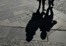 A Prague, sans le savoir, on foule aux pieds des stèles juives