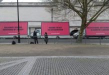 Affiches devant le siège du Labour à Londres pour inertie face à l’antisémitisme