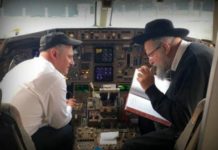 Etude de la Tora dans la cabine d’un avion !