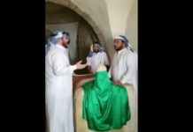 Des Juifs sur le tombeau d’Aharon