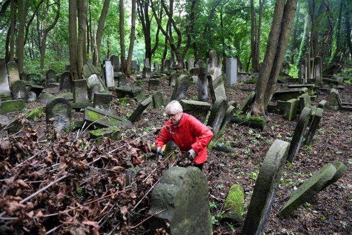 POLAND-HISTORY-JEWS-CEMETERY