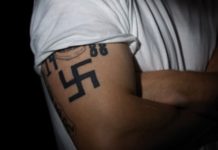 USA : des adolescents juifs sauvent de la noyade un homme tatoué d’une croix gammée
