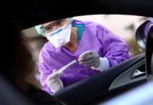 Des tests de corona directement sur des chauffeurs dans leurs voitures