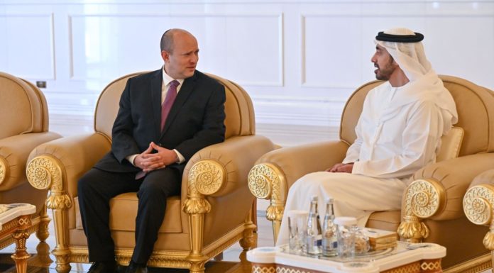 Au plus fort de la crise politique, Bennett s’envole pour Abu Dhabi