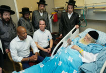 Rare : Le maire de New York a rendu visite au rabbi de Mea Shearim à l’hôpital