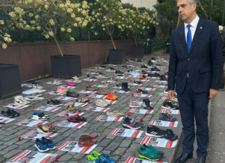 220 paires de chaussures orphelines devant le bâtiment de l’ONU à New York