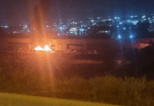 L’un des camions d’aide bloqués sur le chemin vers Gaza et vandalisé a été incendié