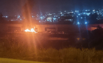 L’un des camions d’aide bloqués sur le chemin vers Gaza et vandalisé a été incendié