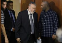 Mandelblit a déposé une plainte contre Amit Segal et Channel 12 – et a été rejeté