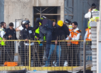 Tragédie bouleversante lors de la manifestation contre la conscription : un adolescent chute d’une hauteur et meurt