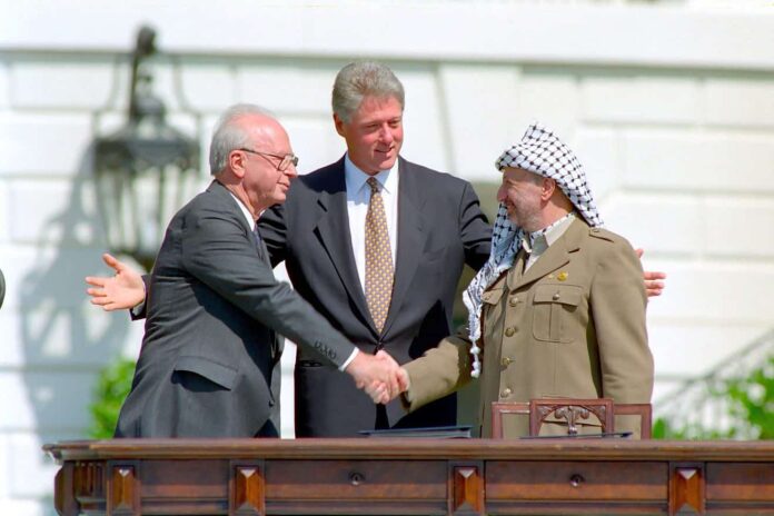 Bill_Clinton,_Yitzhak_Rabin,_Yasser_Arafat_at_the_White_House_1993-09-13 (1)