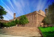 26 députés ont signé la loi visant à exproprier la grotte de Makhpéla des mains du Waqf