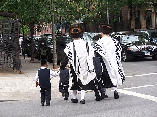 500px-Jueus_ultraortodoxes_satmar_a_brooklyn
