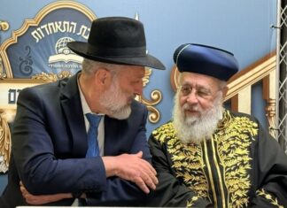 Deri à Netanyahu : faire avancer la loi sur la conscription, même sans aval juridique