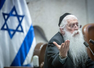 Meir Porush dans un discours cinglant : « Le gouvernement des loosers incite à la haine contre ceux qui étudient la Tora »