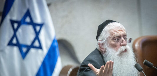 Meir Porush dans un discours cinglant : « Le gouvernement des loosers incite à la haine contre ceux qui étudient la Tora »