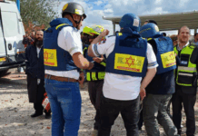 Impact de missile à Beth Shemesh : un bâtiment s’effondre – le bilan s’élève à neuf morts, des dizaines de blessés sur place