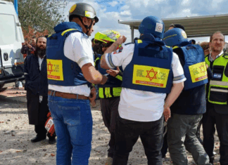 Impact de missile à Beth Shemesh : un bâtiment s’effondre – le bilan s’élève à neuf morts, des dizaines de blessés sur place