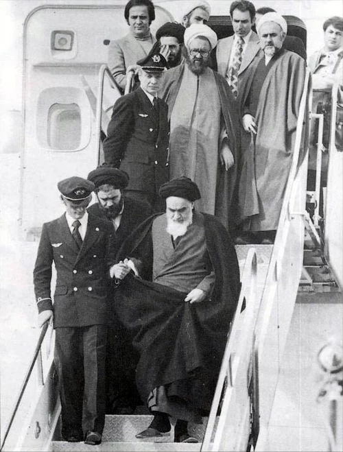 500px-Imam_Khomeini_in_Mehrabad (1)