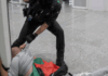 Des policiers contre des militants de la flottille de Gaza
