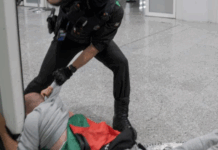 Des policiers contre des militants de la flottille de Gaza