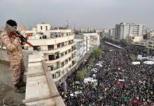 Les Iraniens manifestent à nouveau et le régime tremble