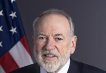 « La France parle-t-elle au nom du Hezbollah ? » : la charge explosive de Mike Huckabee