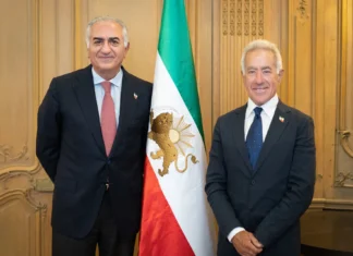 Le prince Reza Pahlavi se voit offrir la mezouza de la future ambassade d’Israël à Téhéran