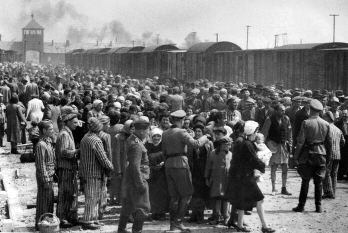 Selection_on_the_ramp_at_Auschwitz-Birkenau,_1944_(Auschwitz_Album)_1b