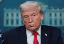 La popularité de Trump chute à des niveaux historiquement bas