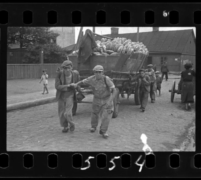 10.-Men-hauling-a-cart-for-bread-distribution_Henryk-Ross