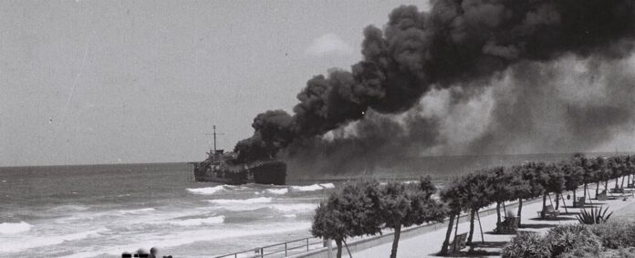 Altalena_off_Tel-Aviv_beach