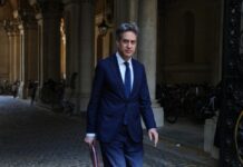 Ed Miliband évoque ses 60 proches tués pendant la Shoah avant d’annoncer des sanctions contre Israël