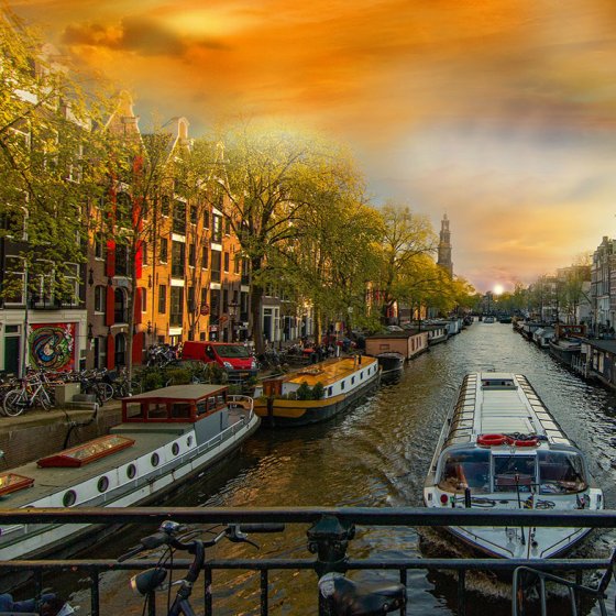 80160_fullimage_rondvaartboot vaart onder brug door met mooie wolkenlucht © illusion-x via pixabay_560x560_438x353