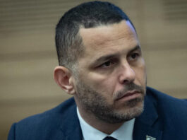 Après près de deux ans de procédures prolongées : un acte d’accusation sera déposé contre Roee Kahlon – mais uniquement dans le cadre d’une procédure disciplinaire, non pénale