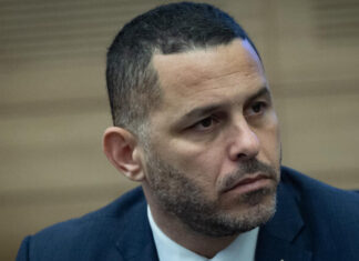Après près de deux ans de procédures prolongées : un acte d’accusation sera déposé contre Roee Kahlon – mais uniquement dans le cadre d’une procédure disciplinaire, non pénale