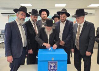 Les rabbanim et les représentants du public aux bureaux de vote – le rav S. Galai a interrompu la Shiva sur son frère zatsal pour aller voter !