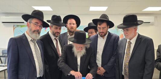 Les rabbanim et les représentants du public aux bureaux de vote – le rav S. Galai a interrompu la Shiva sur son frère zatsal pour aller voter !