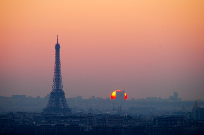 Lever_de_soleil_sur_Paris_depuis_Saint-Cloud