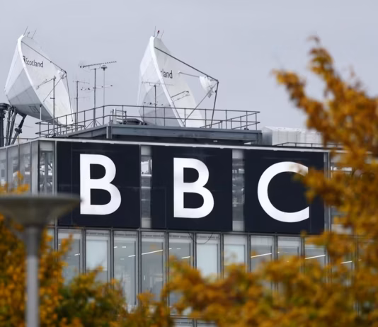 Accusée d’antisémitisme, la BBC versera une réparation à L. Kon