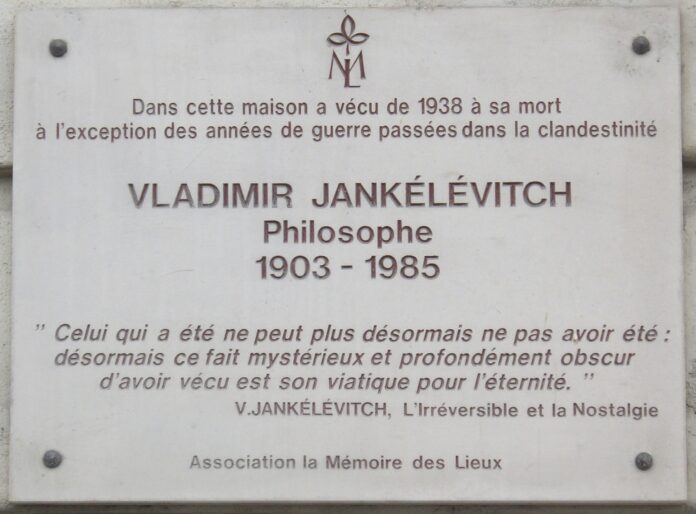 Plaque_Vladimir_Jankélévitch,_1A_quai_aux_Fleurs,_Paris_4